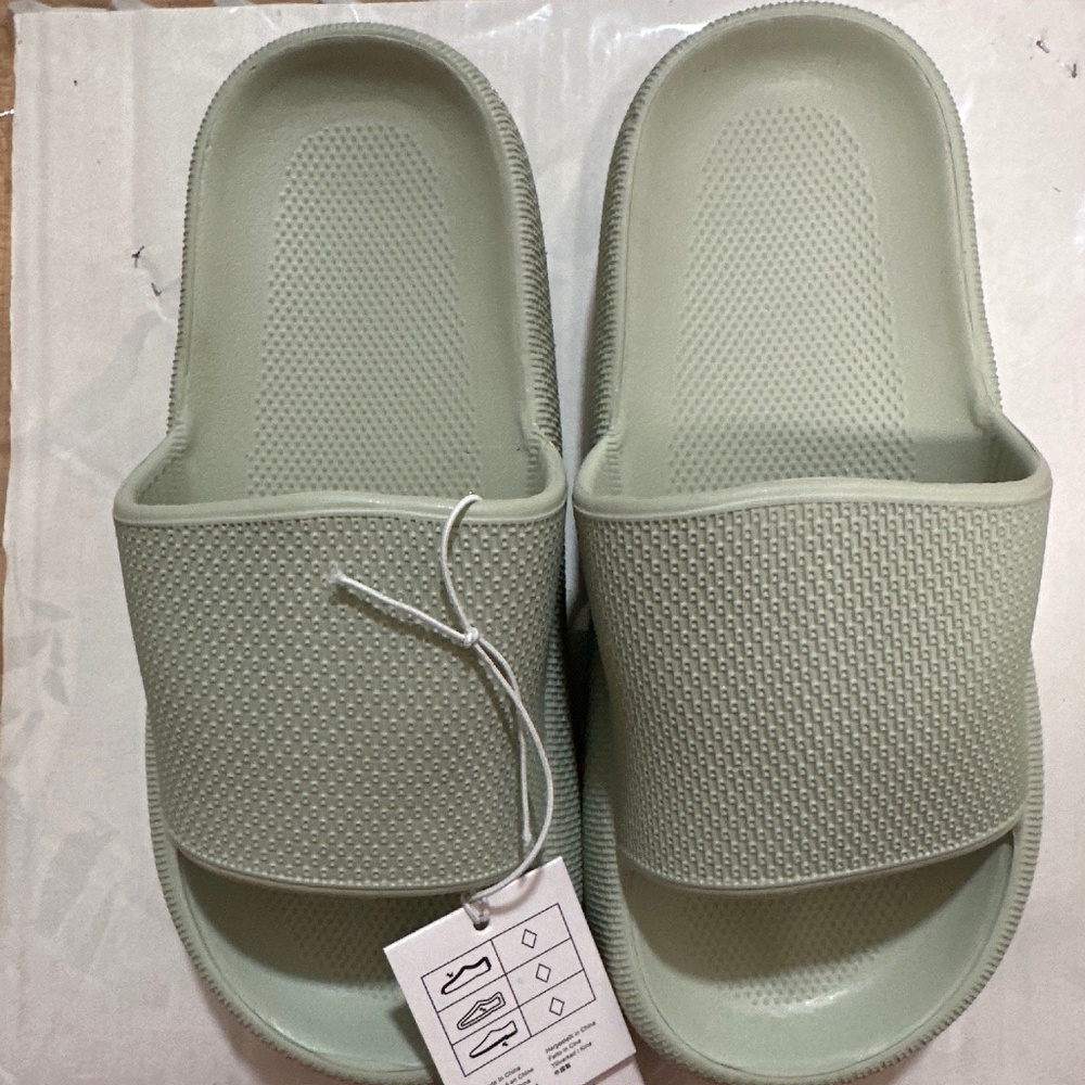 🌼 Girls Flip Flops - Brand New 🌼